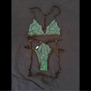 Green lace harness set with black straps